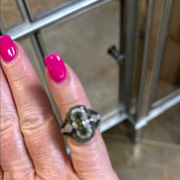 Elegant Silver and Green Gemstone Ring - Picture 4 of 6